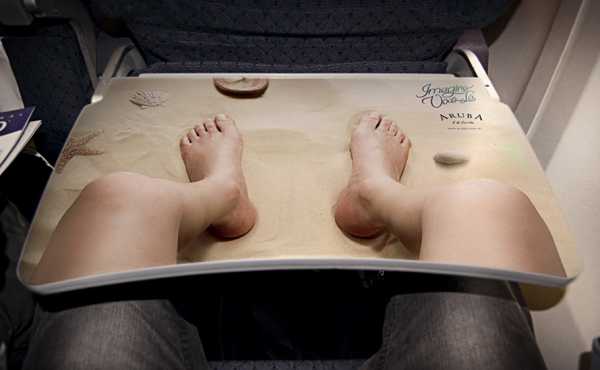 Реклама курорта Аруба разместилась на столиках внутри самолетов