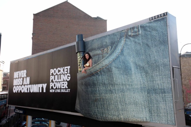 axe living billboard Девушки в бикини оживили скучные рекламные щиты
