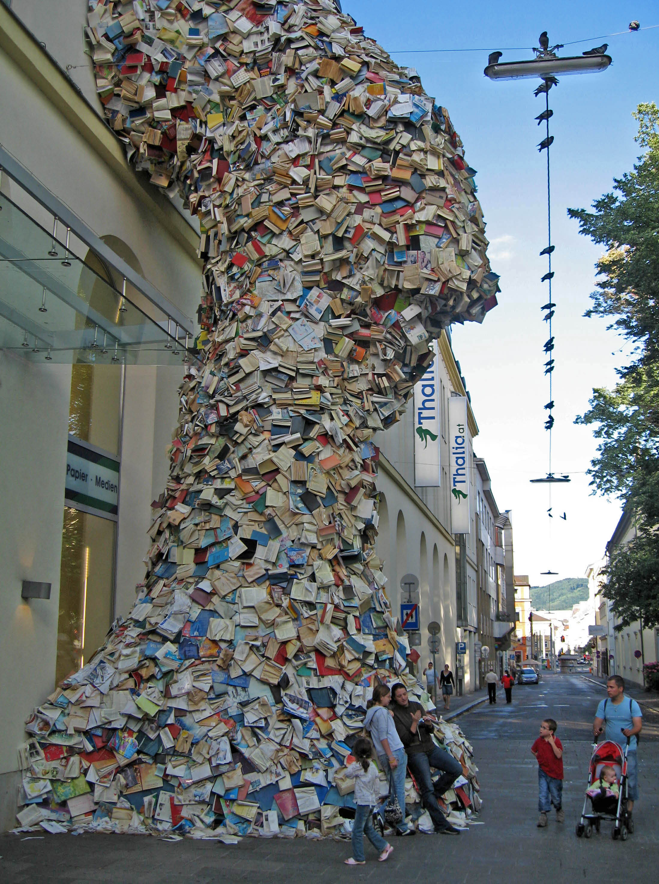Гигантская статуя из книг при входе в книжный магазин