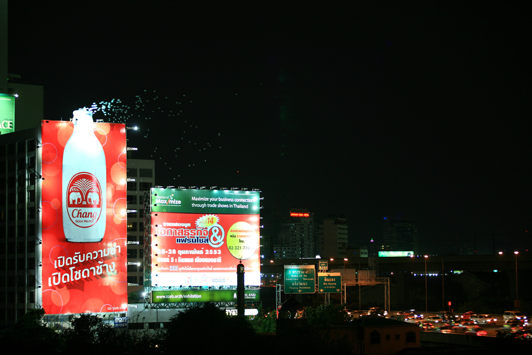 billboard outdoor JEH United bangkok chang ballons ball helium alternatif marketing 1 Шипучий билборд